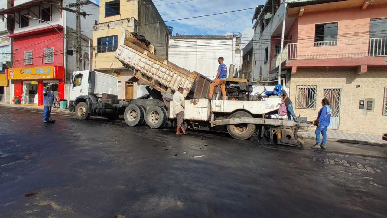 Camacã: Empresa reinicia as obras do asfalto da Praça Mário Batista